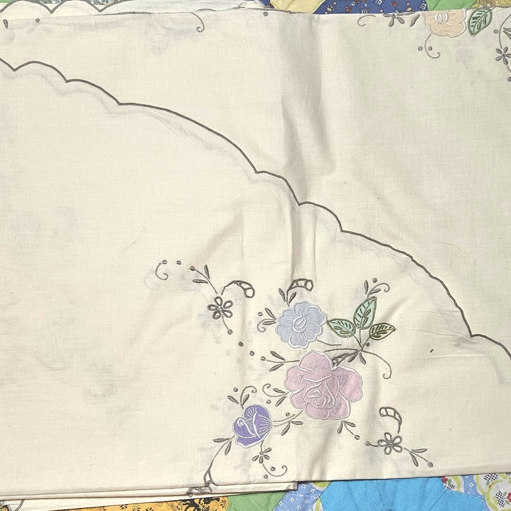 1960s NOS George Sim Hong Kong Embroidered Floral Tablecloth 68x90 + 12 Napkins
